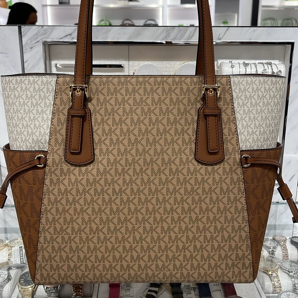 Michael Kors Voyager Large Color-Block Signature Logo Tote Bag
Camel Multi - Picture 5 of 16